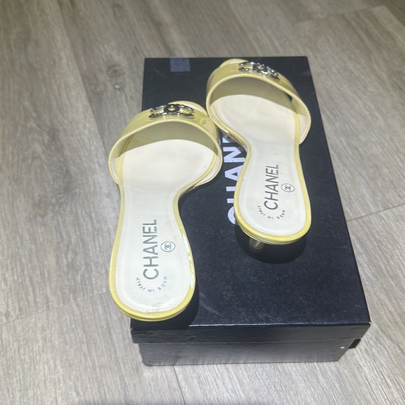 Vintage Chanel Logo "CC" Silver Emblem Kitten Heels. Size 38.5 US 8 - Picture 3 of 7